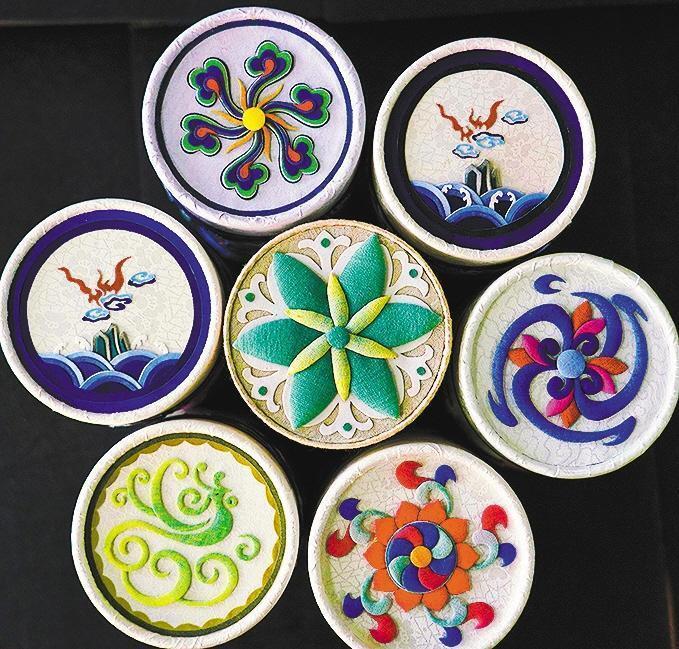 京绣也称宫绣,作为一门古老的传统刺绣工艺,选料讲究,色彩鲜艳,绣工