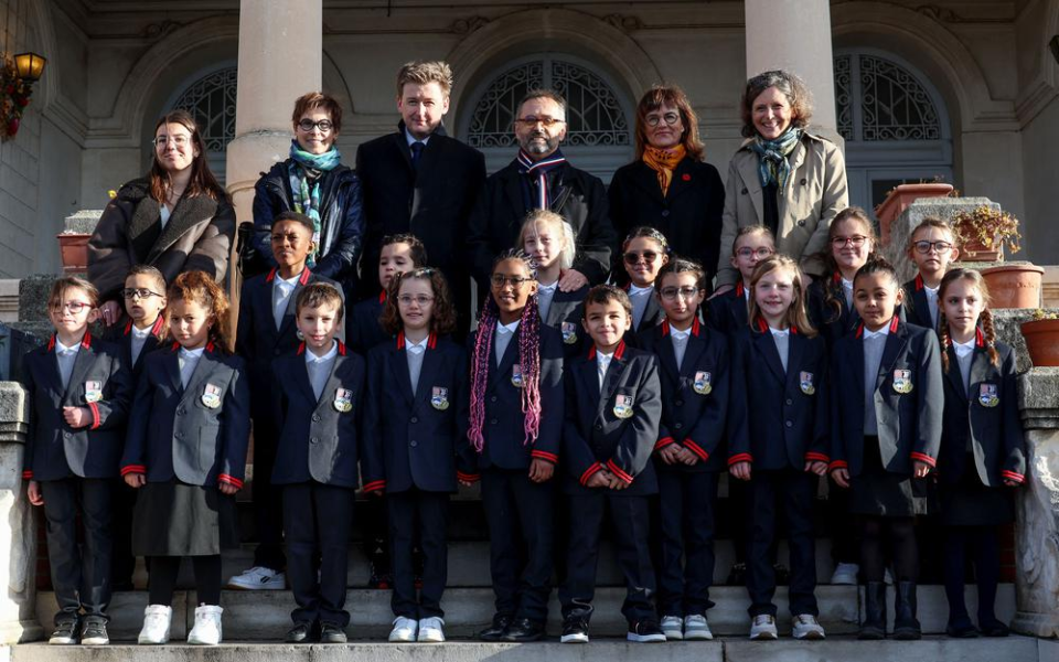 60年后法国校服回归,第一批学校试点启动,200欧的校服长啥样?