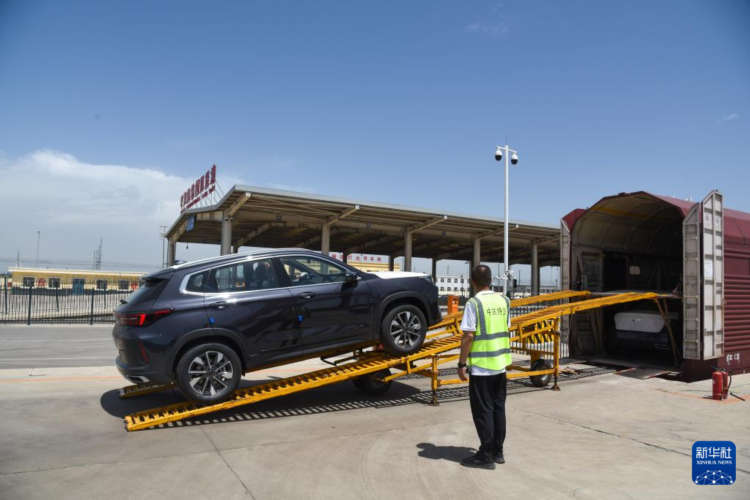 呼和浩特首趟中欧班列国产汽车运输专列出发