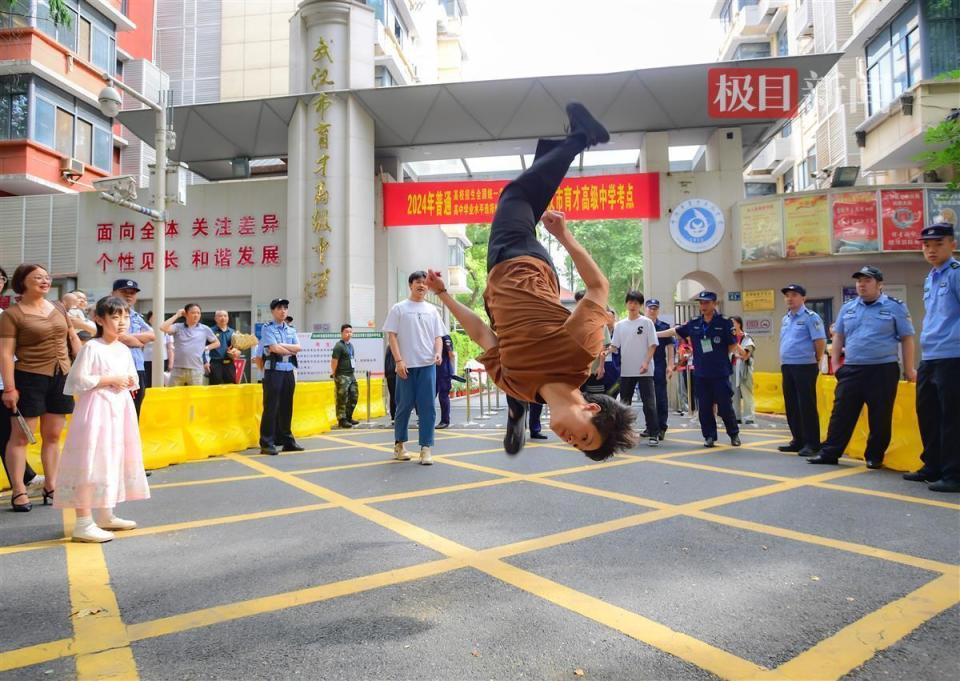 艺考生出考场后翻跟头庆祝