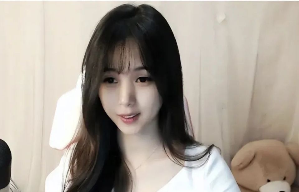 女主播拒绝榜一追求,称对方有家室,自己是有底线的!