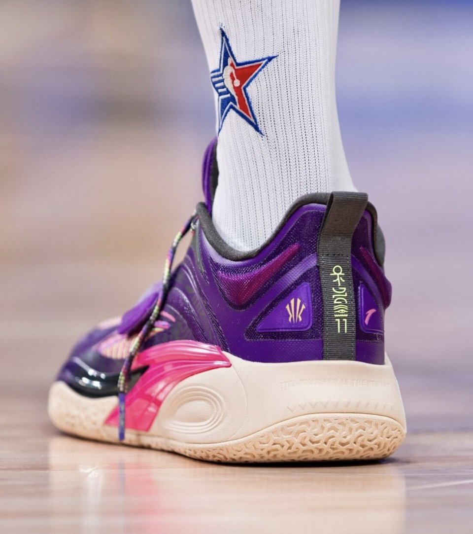 安踏nba全明星正赛杰伦布朗上脚欧文一代战靴