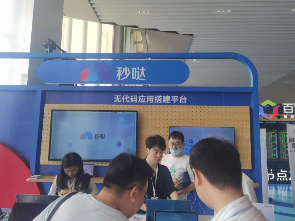 5月13日，Create2026百度AI开发者大会开幕式在北京举行。潇湘晨报·晨视频记者从现场获悉，本次大会首次发布无代码应用搭建平台——“秒哒”APP。“秒哒”产品展示区工作人员介绍，“目前在平台上，已有几十种应用类别，有一位深度用户，在用‘秒哒’做出一款APP后，已经实现了商业化。大概几个月的时间内，盈利额已经达到1000万元，人人都能做出自己喜欢的APP。”大会现场，来自浙江温州的小学二年级