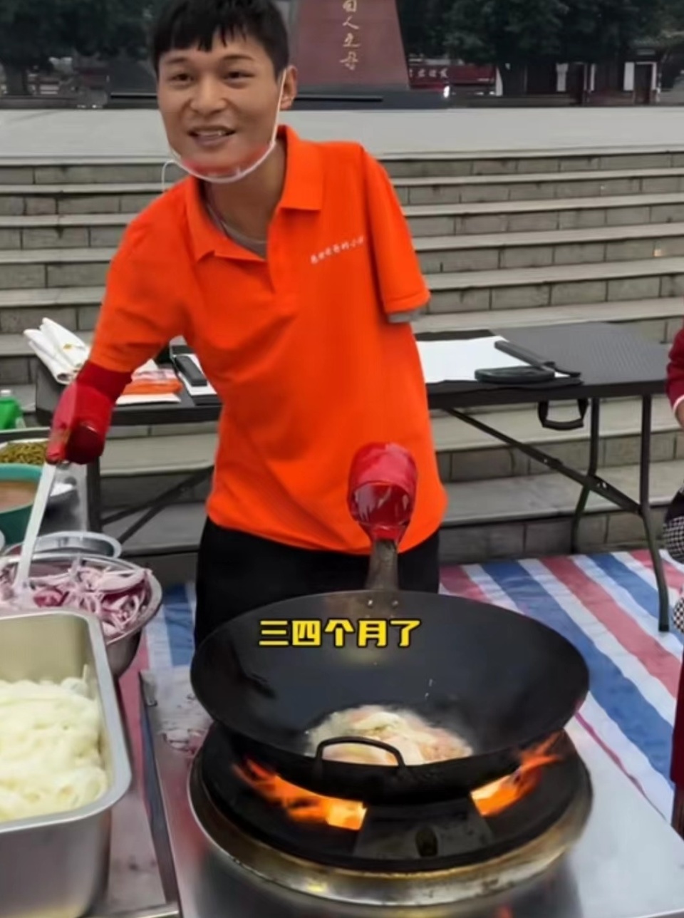90后独臂单亲爸爸摆摊卖炒粉地震失去双手不想通过直播卖惨