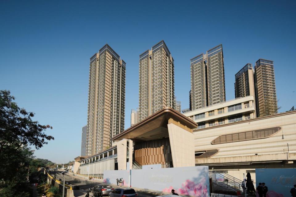 地铁站出口就是校门口！深铁集团书写轨道民生发展新篇章，育才求真学校正式交付_腾讯新闻
