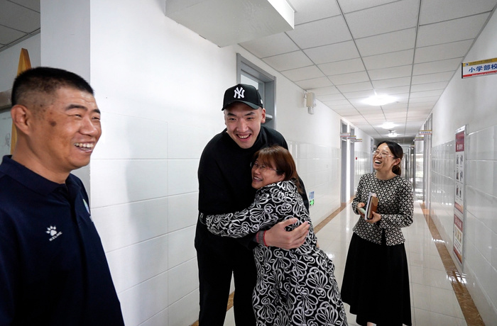 现役山东高速男篮球员陶汉林回母校为班级联赛开球