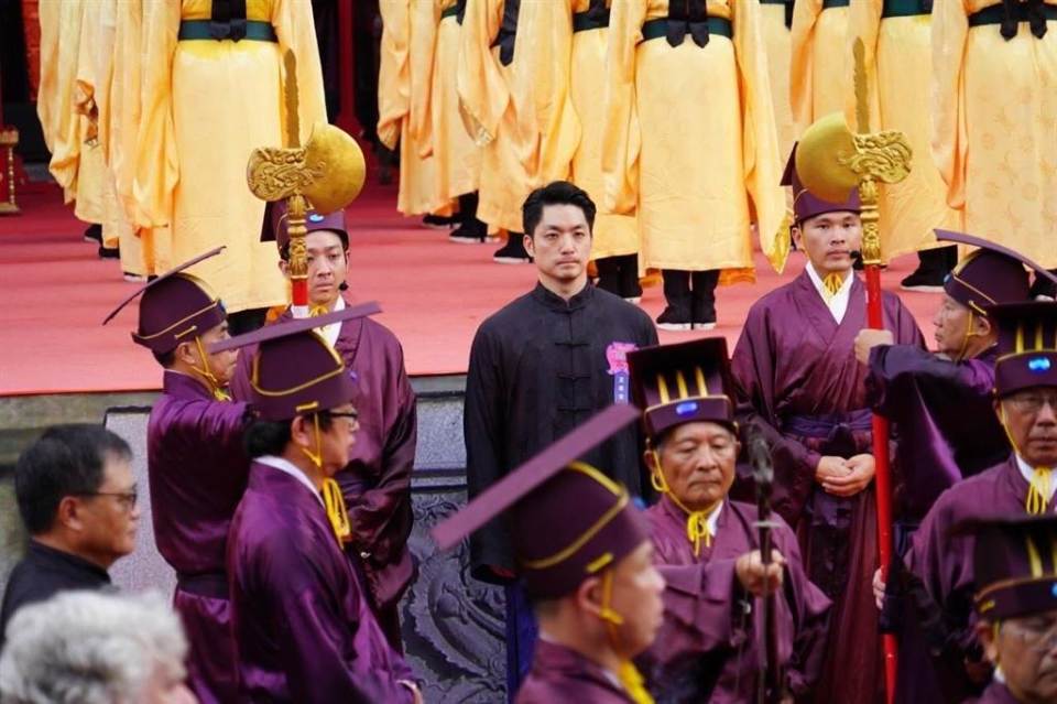 台北孔庙举行祭孔大典,市长蒋万安身着长袍马褂首次担任正献官-腾讯