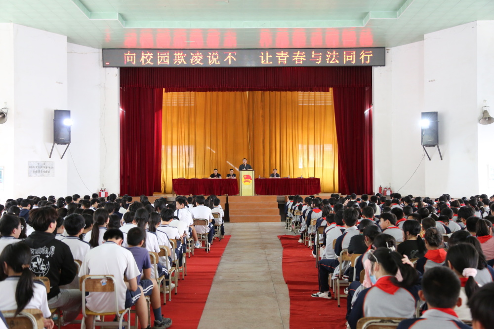 "松口中学一名学生在听完梅县区法院松口法庭法官张锦辉的法治教育