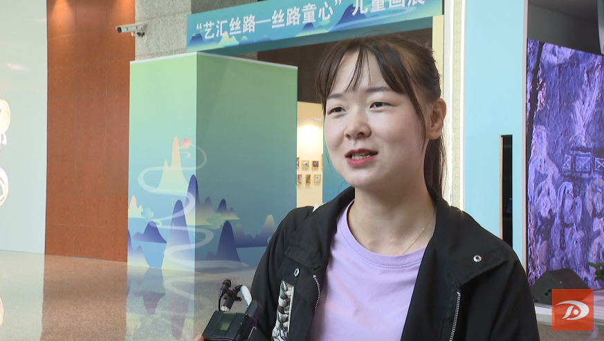 市民彭亚轩说:"看了一带一路沿线国家文化装饰品,我感受到了其中