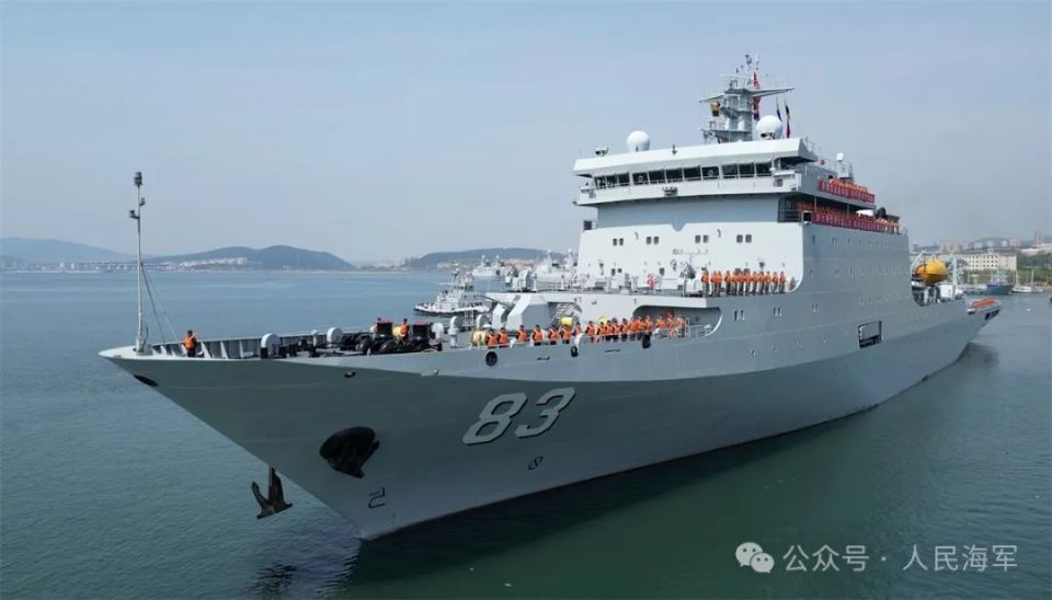 登陆舰支队某训练舰支队戚继光舰由海军大连舰艇学院在激昂的军乐声中