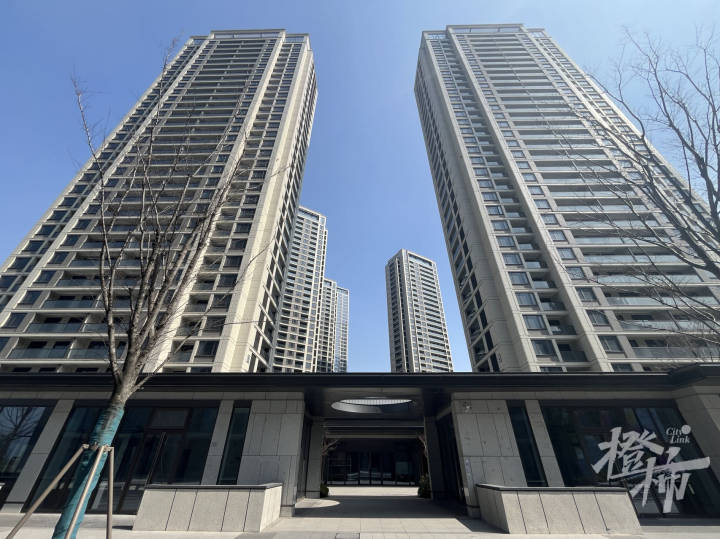 相比"亚运村三兄弟"(绿城·桂冠东方,华润·亚奥城,万科·日耀之城)