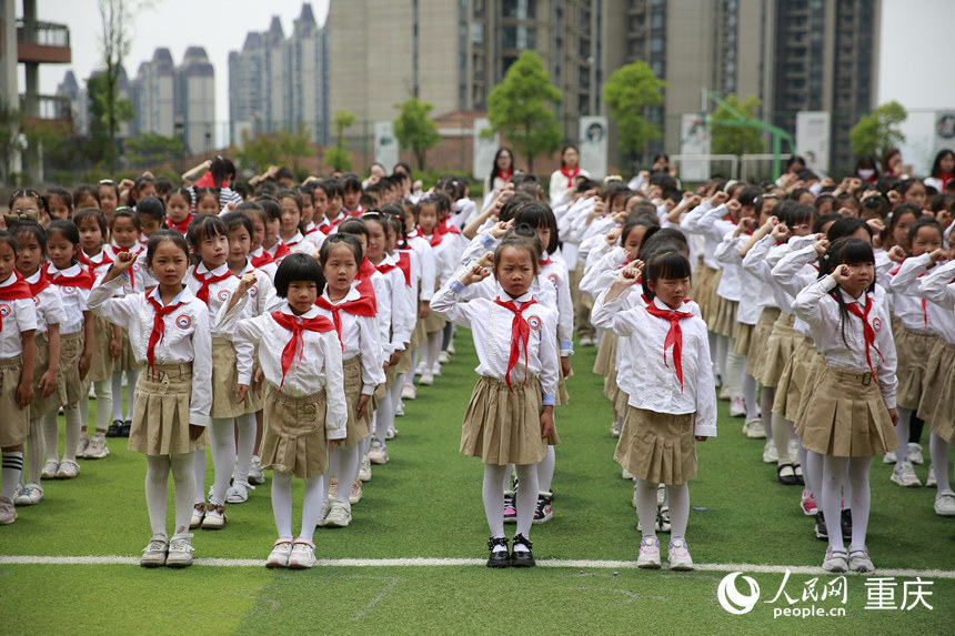 5月30日下午,在星星火炬旗帜的见证下,重庆两江新区重光小学一年级360
