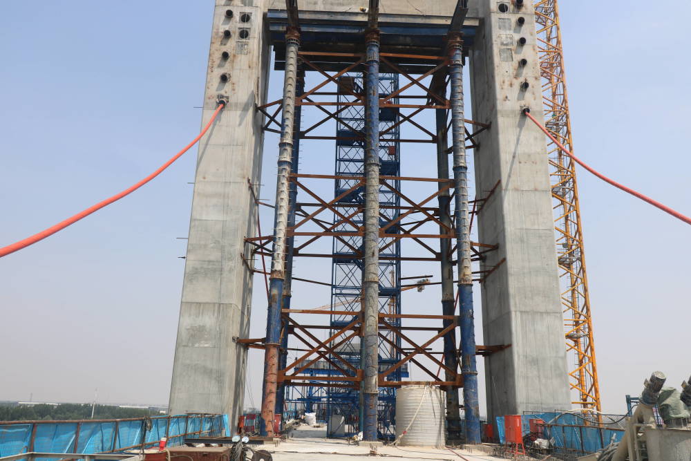 在斜拉索施工过程中,需特别关注塔身及梁体内预埋套筒的定位精度,以