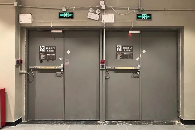 占用,堵塞,封闭疏散通道,安全出口,消防车通道和消防车登高操作场地.