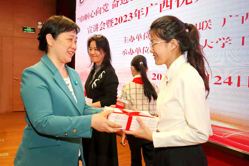 优秀成功女性进高校活动在广西医科大学举行