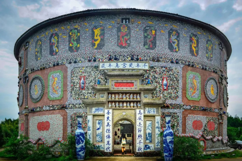 玲珑,粉彩,青花,色釉,景德镇的四大名瓷都在这里得以展现.