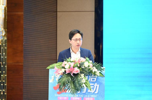 张日清(左一)为专家团队授旗大会还为2022年湖南省癌症早诊早治项目