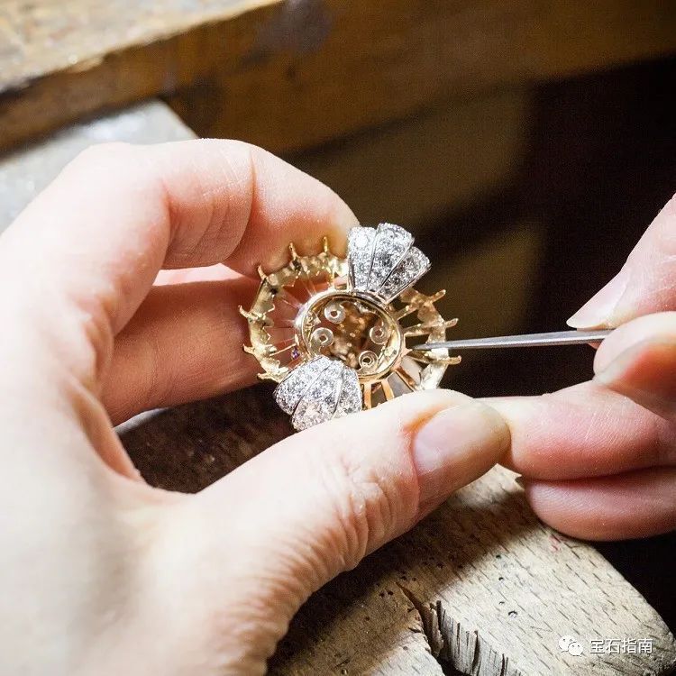 鉴赏vancleefarpelssummercocktail戒指罕见而夺目的粉色尖晶石