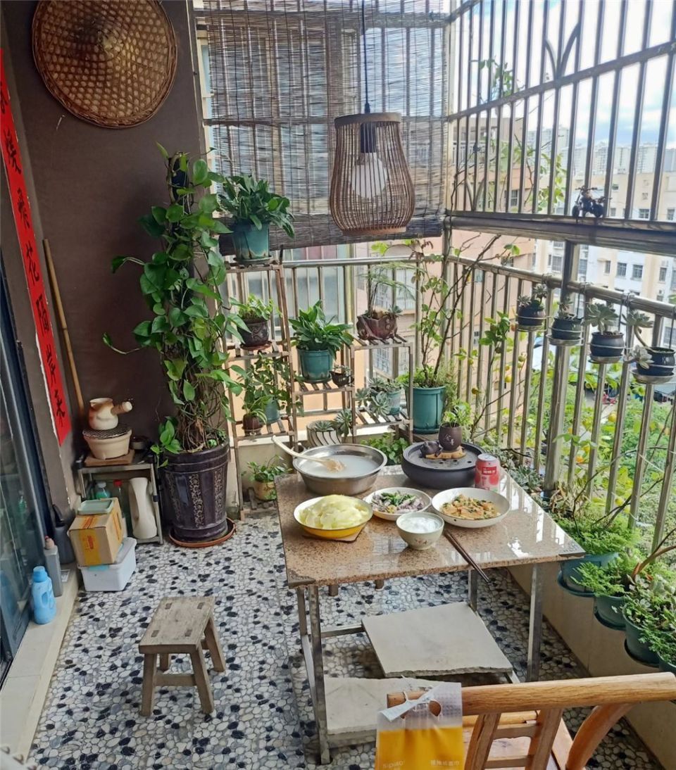 广西33岁大哥的阳台火了,半开放阳台保留"毛坯风",独处太惬意