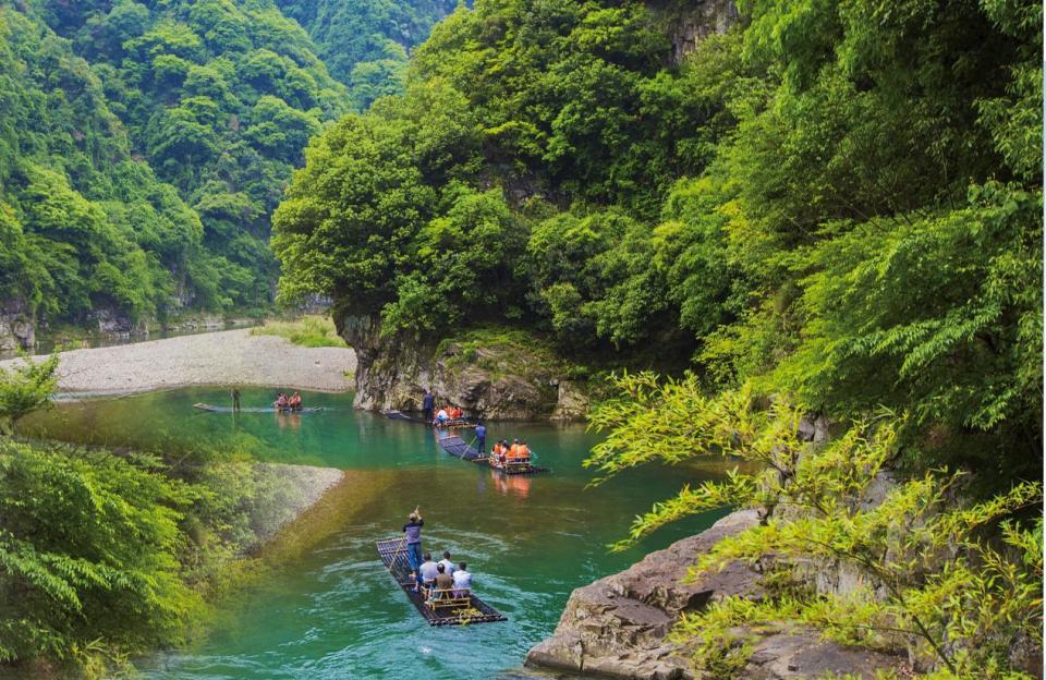 泾县月亮湾:竹筏漂流惬意满格联系电话:0563-6778111地址:安徽省宣城