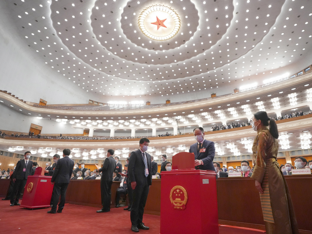 两会十四届全国人大一次会议举行第三次全体会议