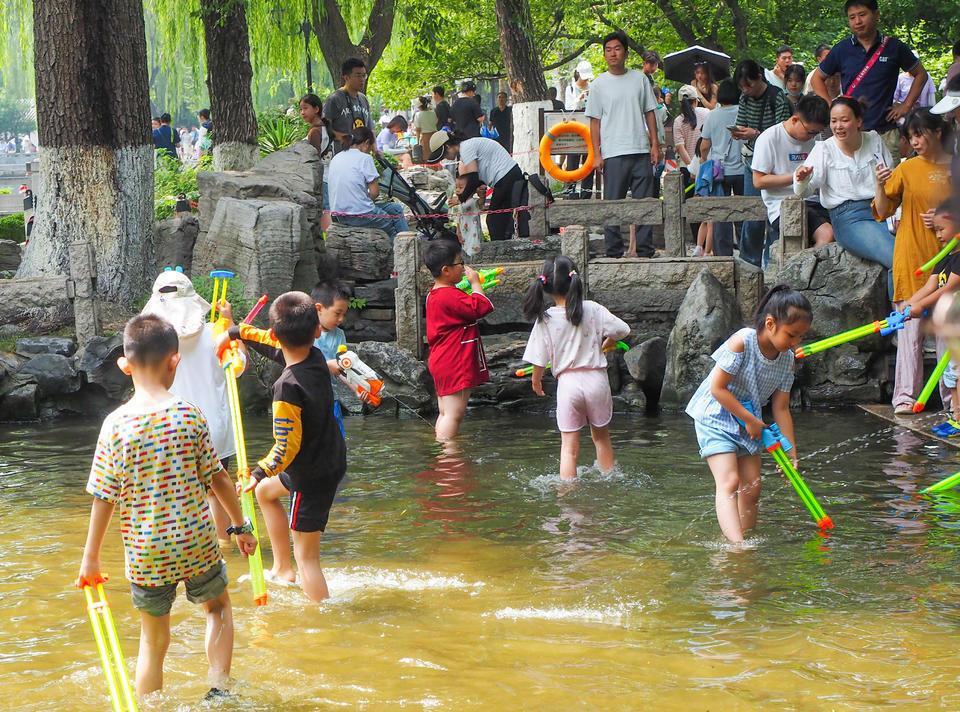 济南五龙潭清泉流淌成避暑胜地,戏水区孩子们乐翻天