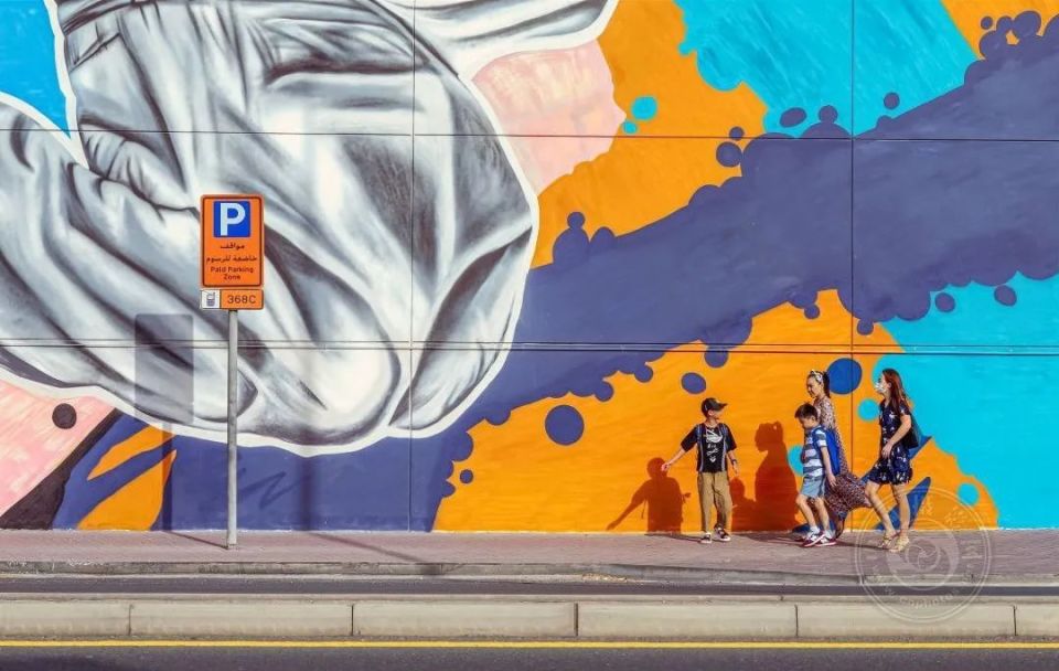 高耸的混凝土墙沐浴在温暖的橙色中,动感十足,引人瞩目.