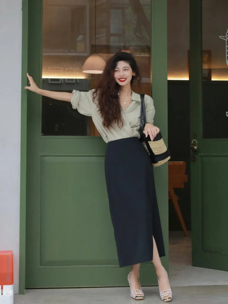 早春"衬衫"流行这么穿,搭配牛仔裤和裙子,既高级洋气又显气质_腾讯