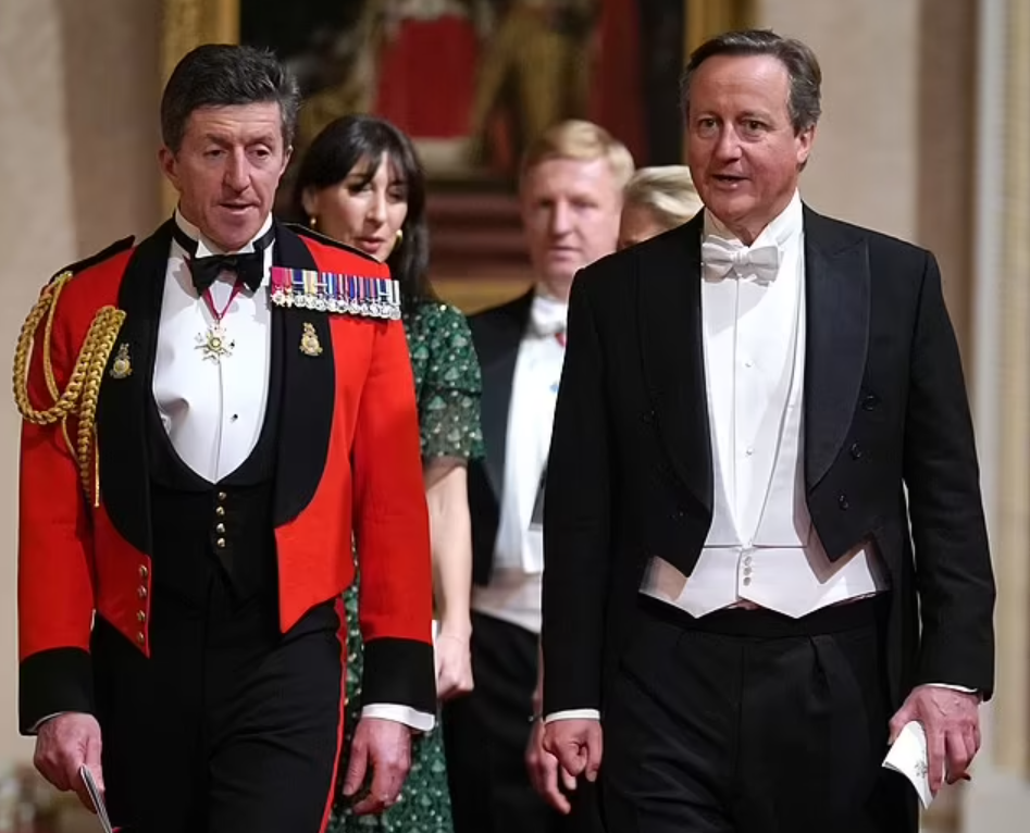 11月21日晚,前英国首相戴维61卡梅伦和他的妻子萨曼莎·卡梅伦一起