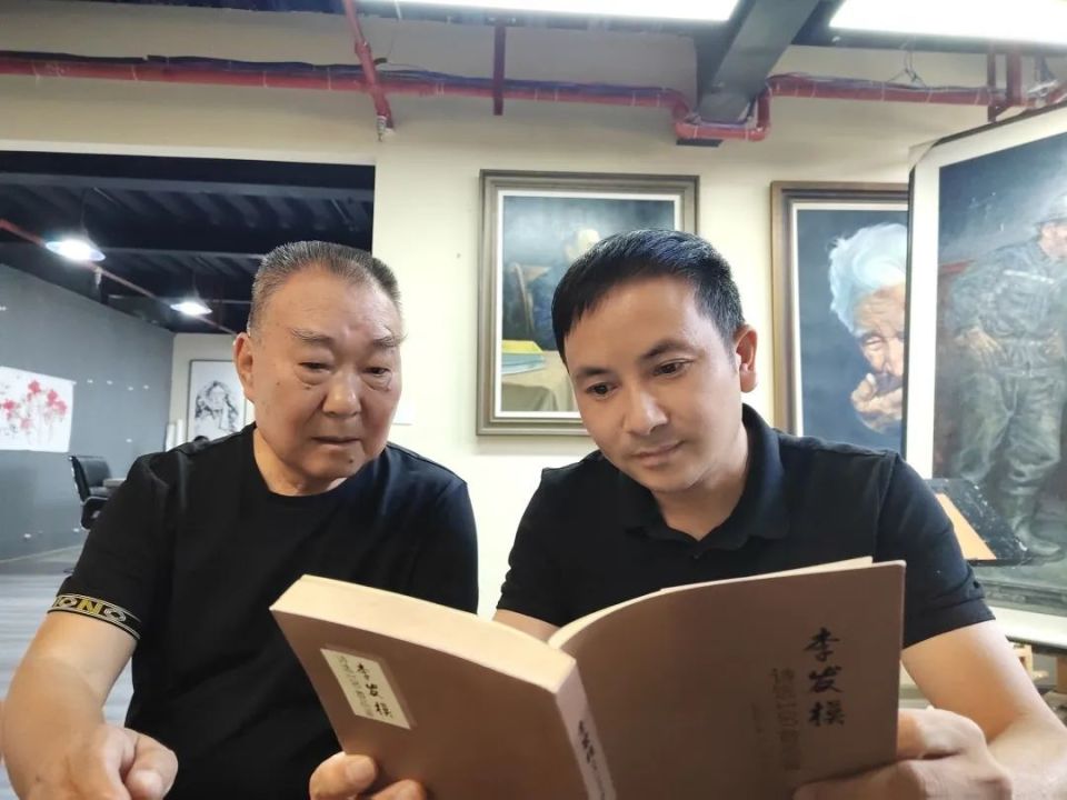 执行主编杨秀波(右)与李发模.