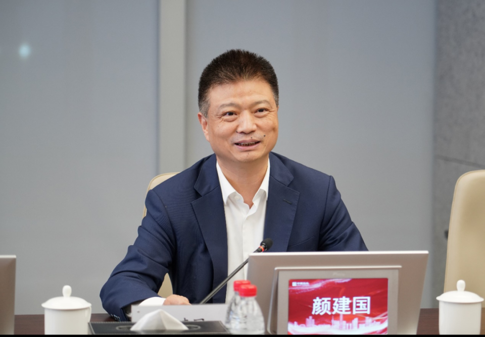 颜建国有了新身份