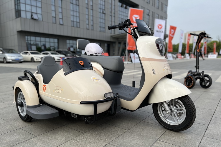 戴上头盔 一起体验雅迪2023年新款电车