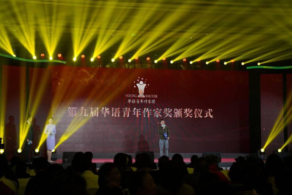“在北京送快递”的胡安焉登顶“华语青年作家奖”：再晚一年我就没资格获奖了_腾讯新闻