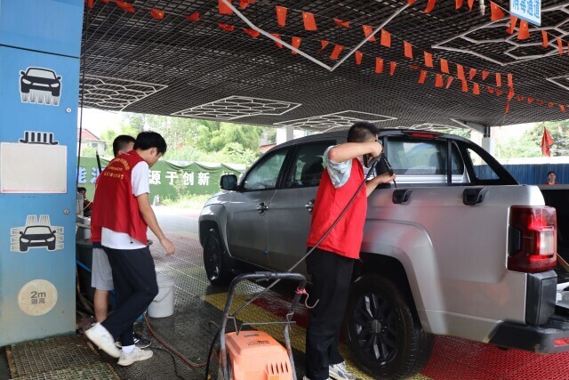 同时,团队还举办了专题讲座与义务洗车活动,惠