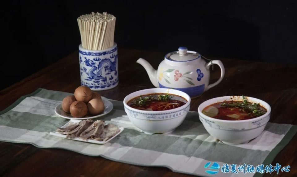 小菜,面汤清透如镜,面条筋道入味,混合牛肉的鲜香与红油辣子的鲜辣