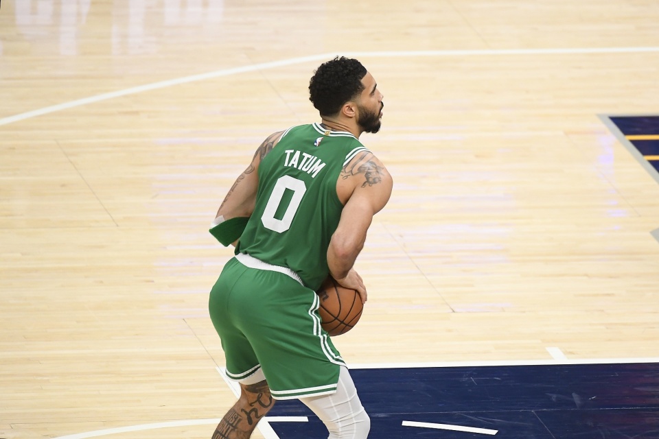 本场比赛,塔图姆投篮22中6,三分7中1,拿到18分,但也有9板12助攻进账