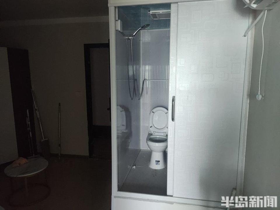 5月10日,记者在千禧龙苑现场采访时看到,接到业主举报后,民警也来到