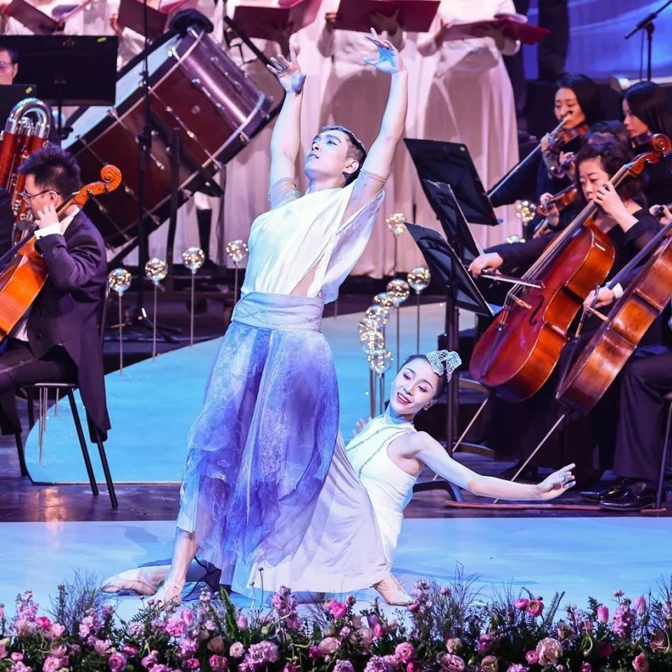 演出在许忠的执棒下,特邀歌唱家方琼,石倚洁,沈洋,董芳,播音艺术家