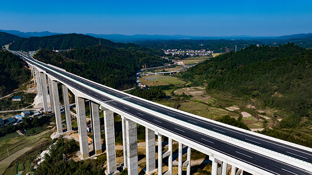 视频刚刚芷铜高速正式通车运行湖南再添一条西向出黔大通道