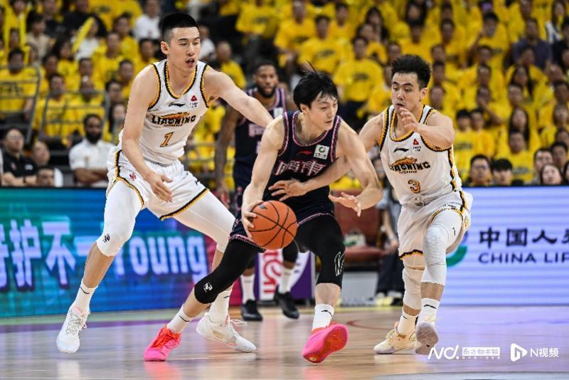 多图直击cba半决赛广东队主场痛失赛点,辽宁球迷孤胆助威