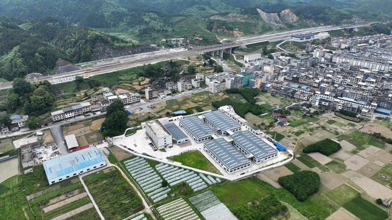 在生机勃勃的五月,从各地慕名而来的游客踏上了松桃苗族自治县苗王城