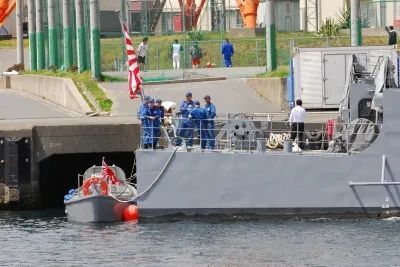 一艘是用于勤务作业的舢板,海上自卫队的值班内火艇属于后种