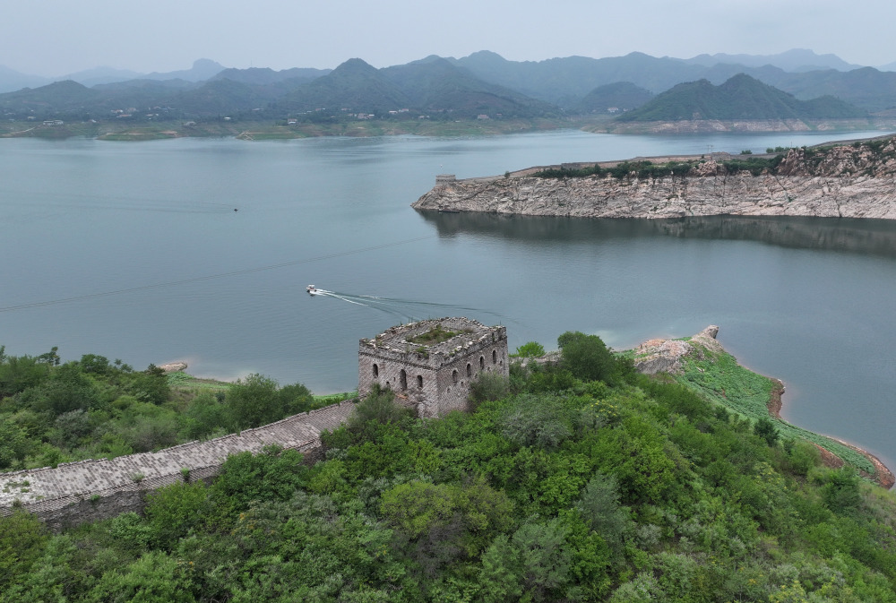 在宽城满族自治县境内的潘家口水库,游客乘船欣赏露出水面的长城(无人