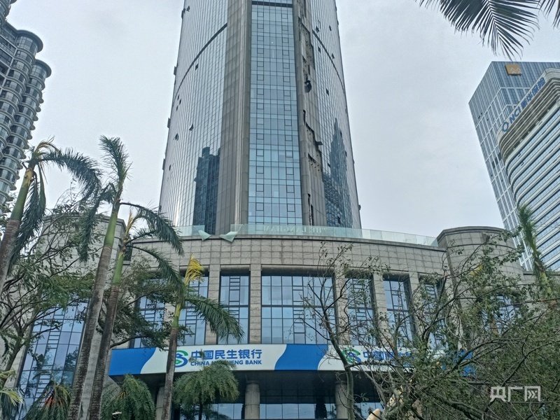 海口滨海大道一大楼玻璃幕墙破损(央广网记者  付美斌  摄)园林工人