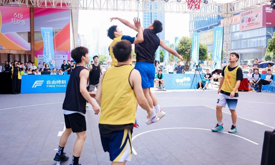 大学之城上演现实版"灌篮高手",观众拍手称快