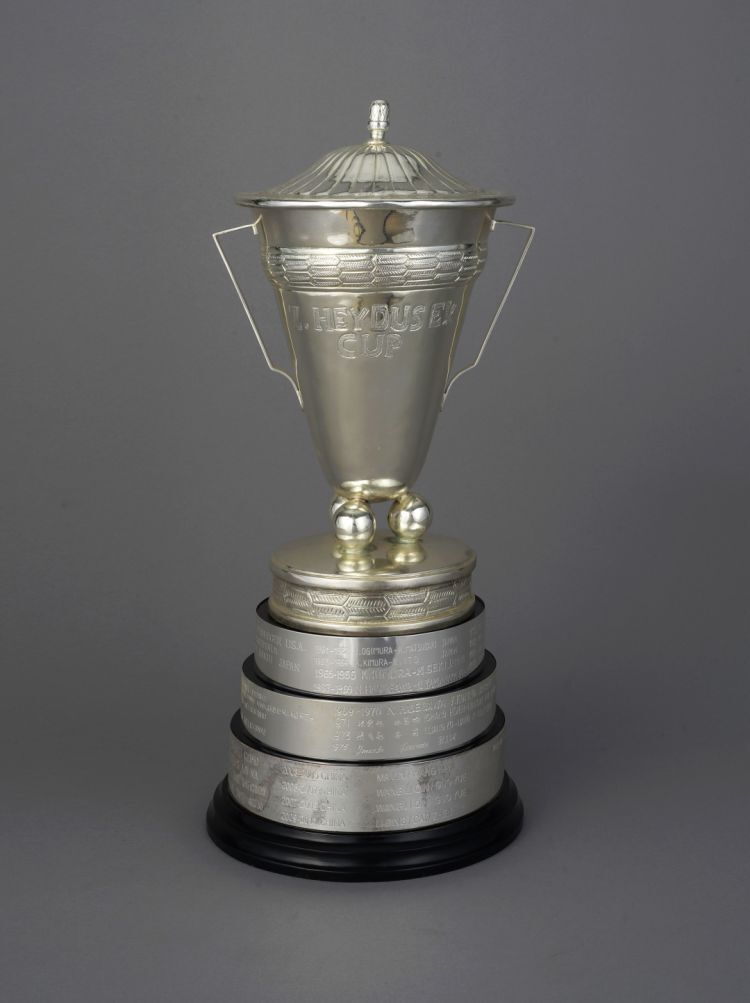 世乒赛混合双打冠军奖杯——兹·赫杜塞克杯由前捷克斯洛伐克乒乓协会