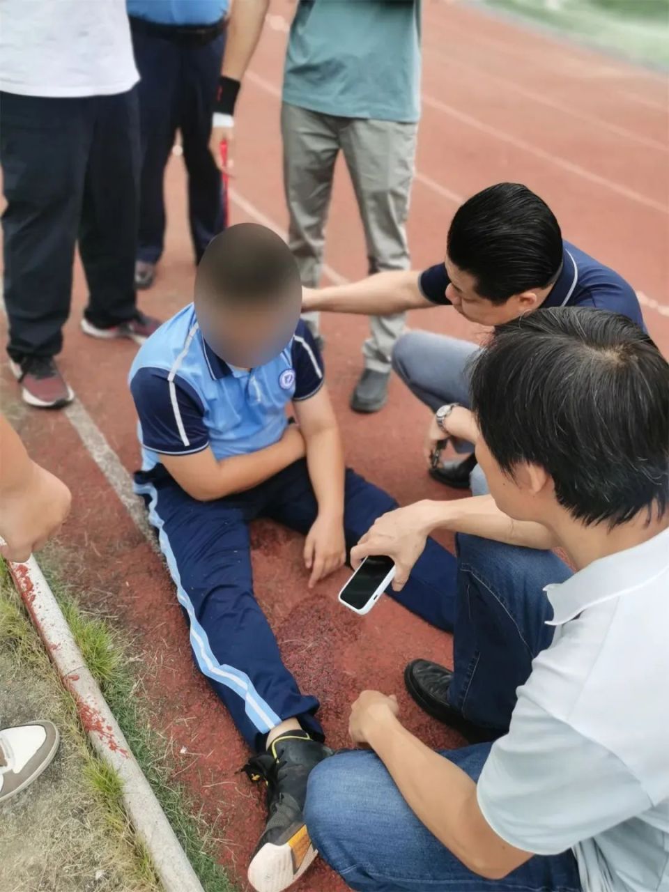 初二学生跑操时倒地,1名女生及时心肺复苏成功,这6点要注意
