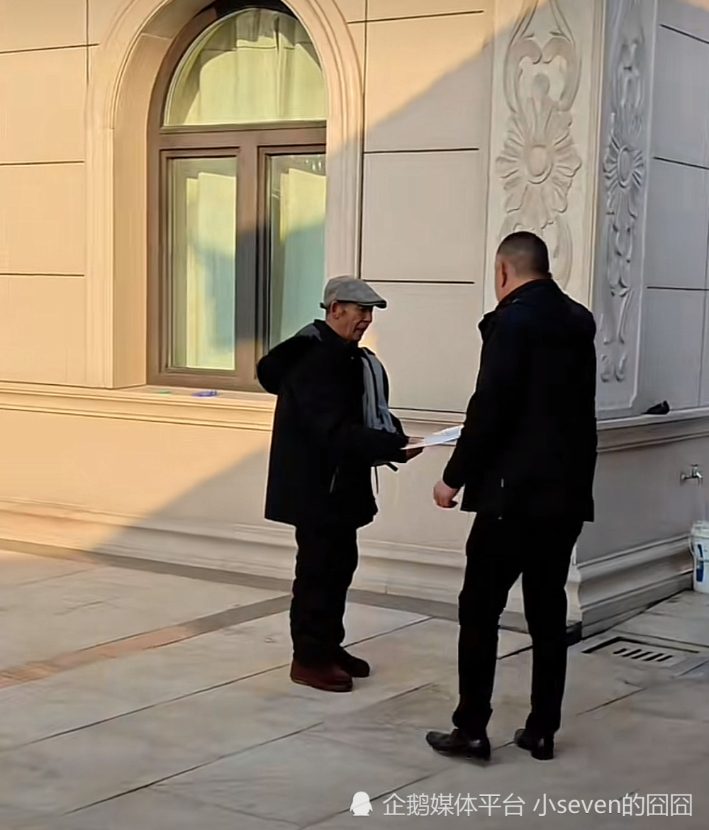 刘强东父亲身着数千元羽绒外套外出打牌，还有两名保镖随身保护！_腾讯新闻