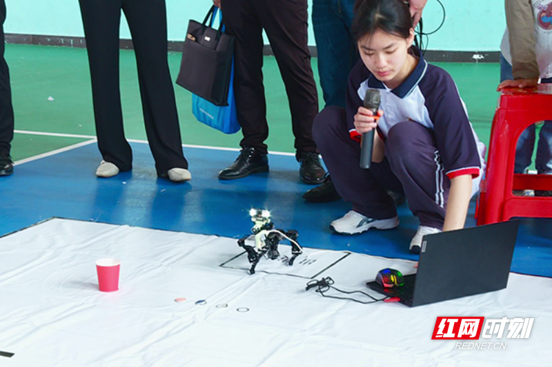 临武:青少年机器人竞赛  舞动时代少年"机"动力