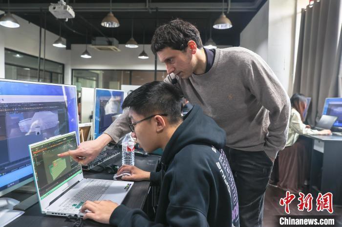 在南昌十余年的法国教师alex:见证中国发展 冀教好每位学生_腾讯新闻